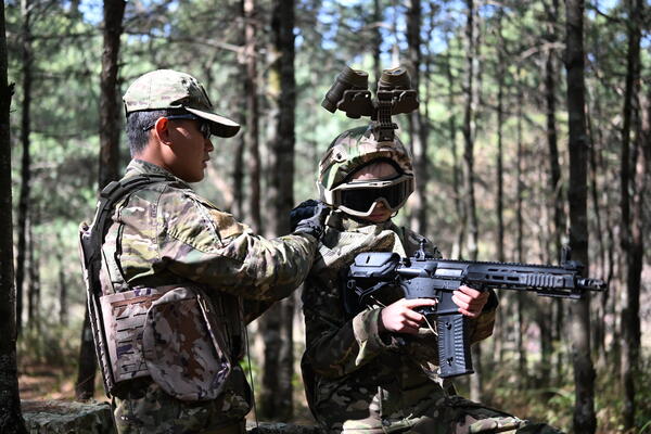 【昆明28天军事夏令营】钻木取火+手榴弹投掷+方向识别