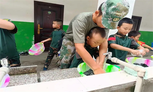 2025年成都小学生军事夏令营费用多少钱？不同机构学费参考