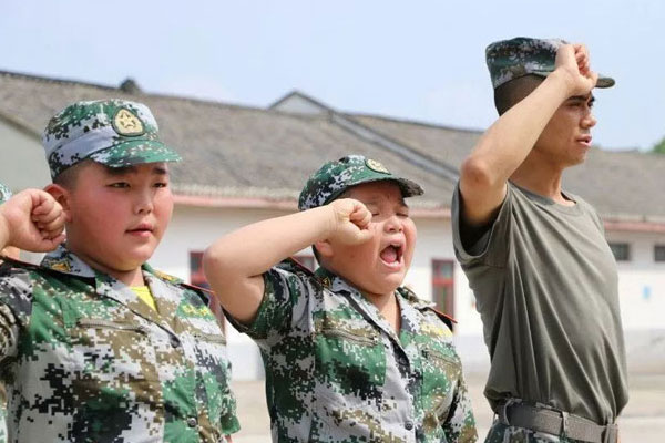 成都小学生暑假军训夏令营多少钱？不同机构费用一览