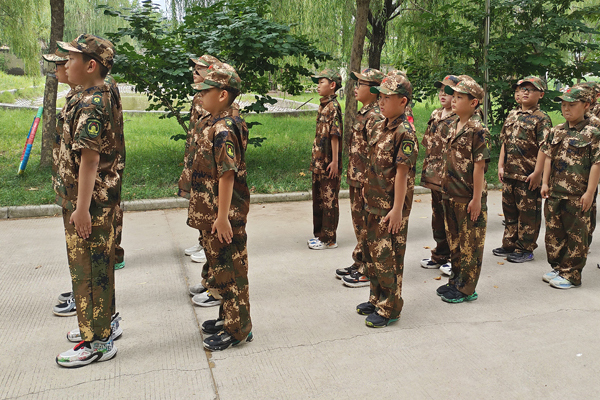 【郑州30天特战尖兵军事夏令营】战术匍匐基础+作战手语+魔鬼训练