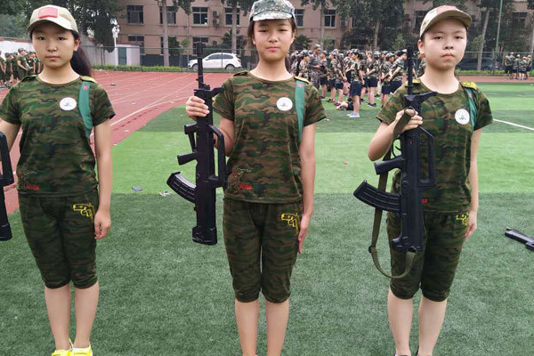 【郑州10天木兰从军军事夏令营】木兰礼仪课堂+掌握生存自救技能+手榴弹模拟投掷