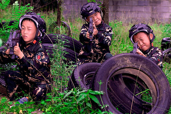 【山东菏泽“猛虎特训特种兵”军事夏令营】“人椅”心理拓展+不倒森林+障碍翻越（21天）