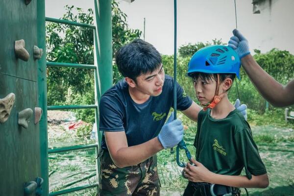 【青岛28天军事夏令营】夜行军+钻木取火+手枪拆装