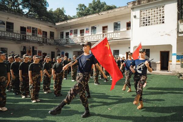 【广州14天军事夏令营】安全危机处理特训+CS野战对抗+内务整理