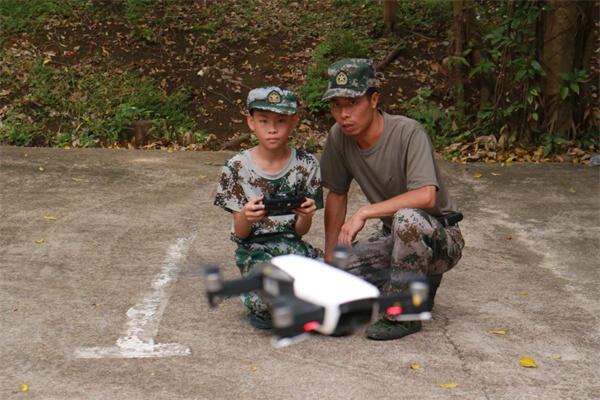 【南宁14天军事夏令营】自动步枪使用方式+军体拳学习+挑战平衡木