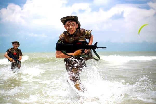 【百色28天军事夏令营】高台演讲+举轮胎蹲起+擒敌拳