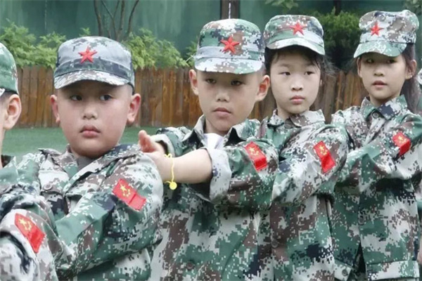 上海军事化夏令营报名多少钱？四大机构费用
