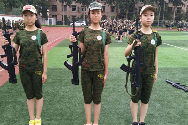 青岛军训夏令营一般收费多少元？三大机构一览